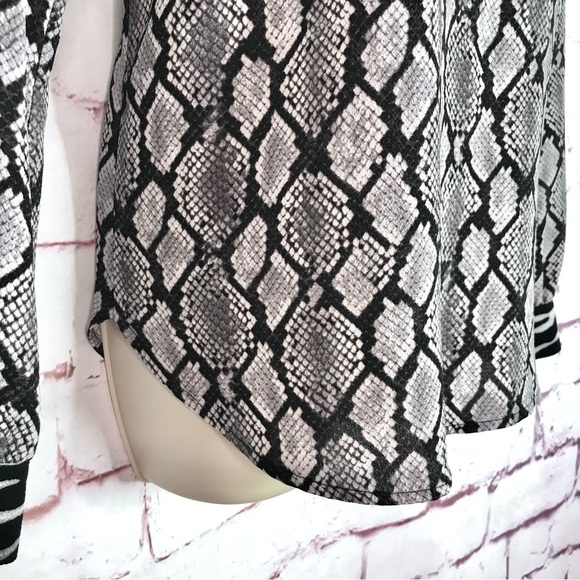 MICHAEL Michael Kors XS Snake Print Keyhole Neck Black & Gray Long Sleeve Blouse - Picture 12 of 14